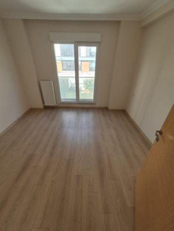 YAKACIK ÇARŞI MAHALLESİ'NDE 2+1 SATILIK DAİRE (TR / ENG)
