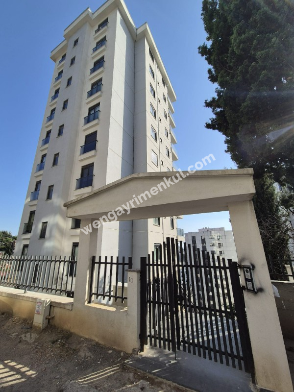 YAKACIK ÇARŞI MAHALLESİ'NDE 2+1 SATILIK DAİRE (TR / ENG)