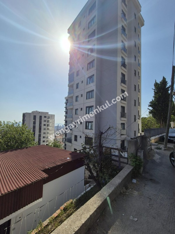 YAKACIK ÇARŞI MAHALLESİ'NDE 2+1 SATILIK DAİRE (TR / ENG)