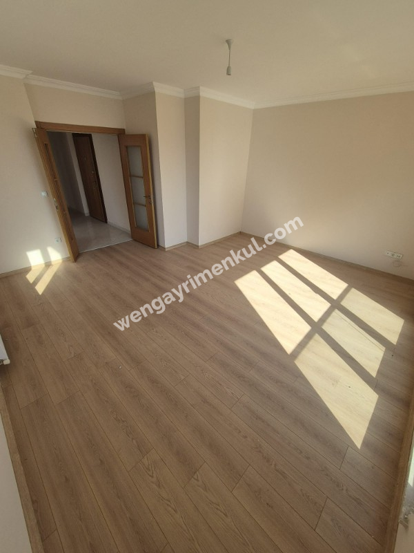 YAKACIK ÇARŞI MAHALLESİ'NDE 2+1 SATILIK DAİRE (TR / ENG)