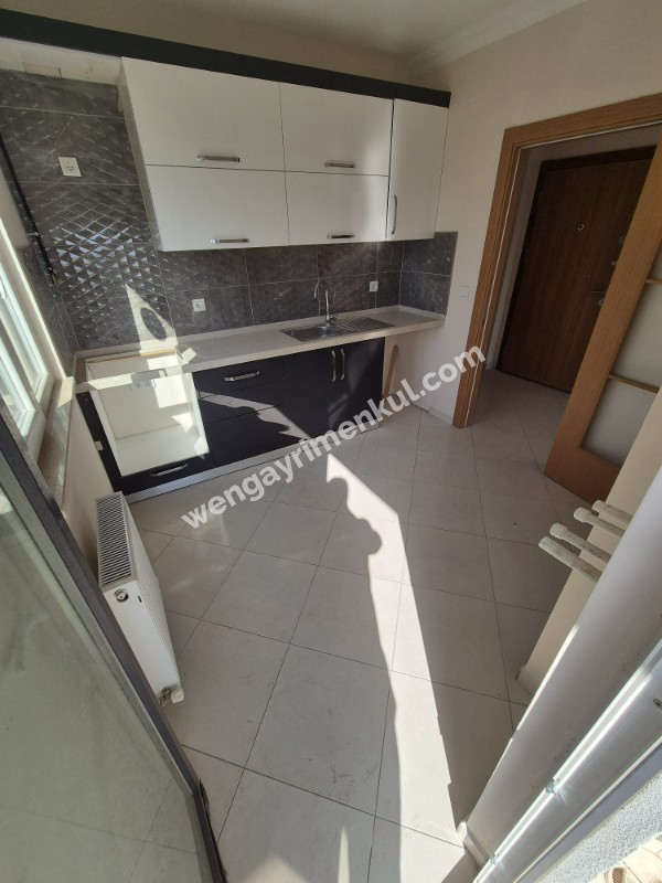 YAKACIK ÇARŞI MAHALLESİ'NDE 2+1 SATILIK DAİRE (TR / ENG)