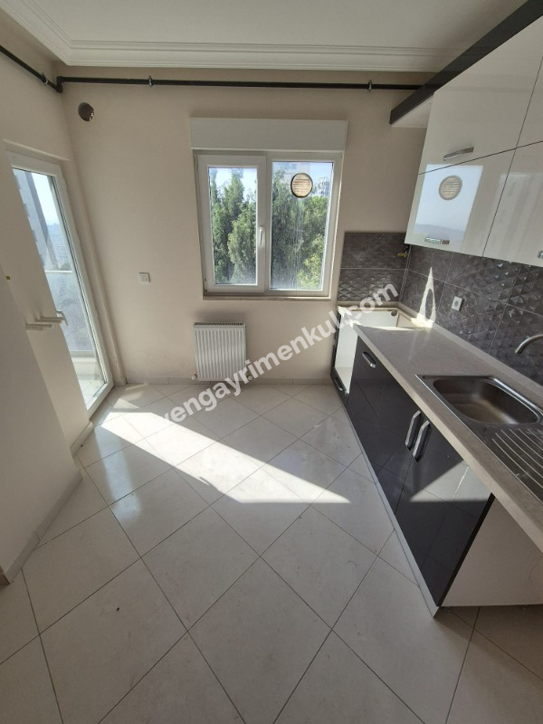 YAKACIK ÇARŞI MAHALLESİ'NDE 2+1 SATILIK DAİRE (TR / ENG)