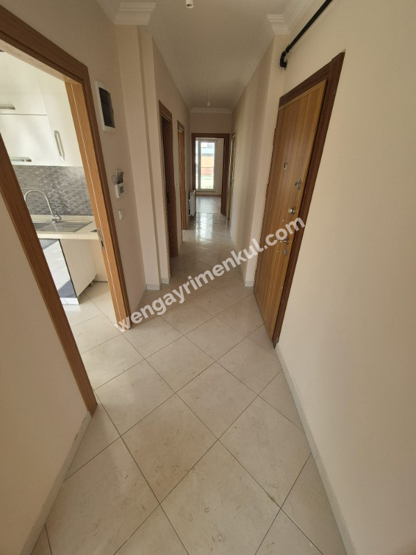 YAKACIK ÇARŞI MAHALLESİ'NDE 2+1 SATILIK DAİRE (TR / ENG)