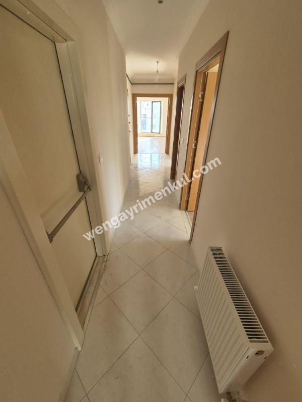 YAKACIK ÇARŞI MAHALLESİ'NDE 2+1 SATILIK DAİRE (TR / ENG)