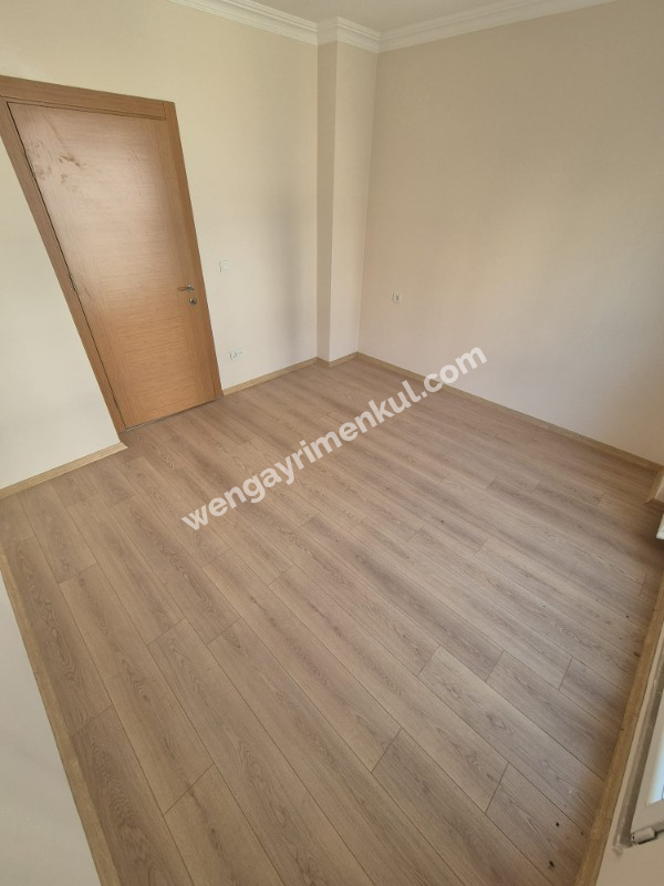 YAKACIK ÇARŞI MAHALLESİ'NDE 2+1 SATILIK DAİRE (TR / ENG)