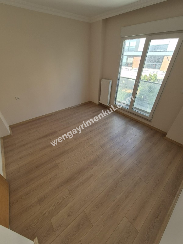 YAKACIK ÇARŞI MAHALLESİ'NDE 2+1 SATILIK DAİRE (TR / ENG)