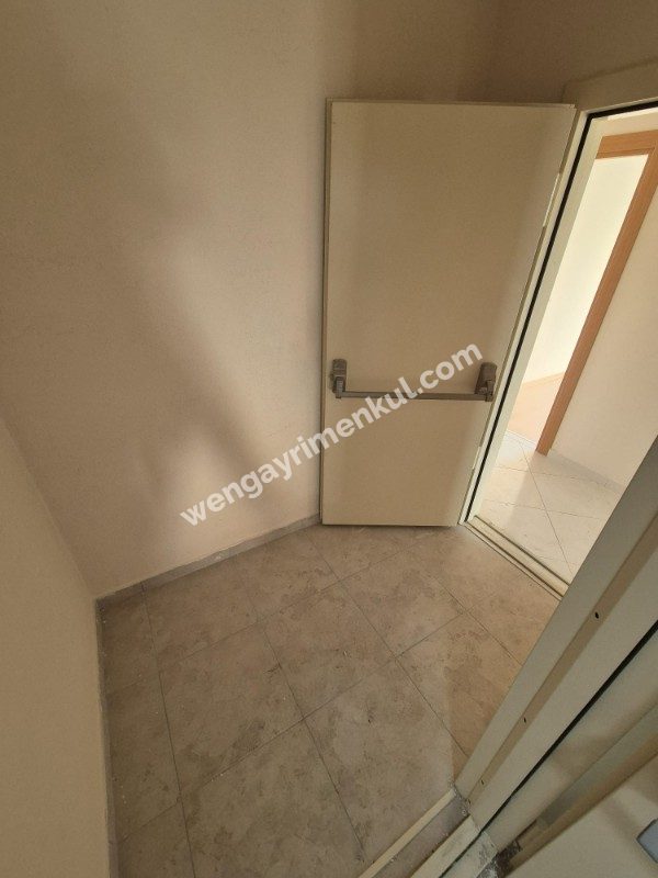 YAKACIK ÇARŞI MAHALLESİ'NDE 2+1 SATILIK DAİRE (TR / ENG)
