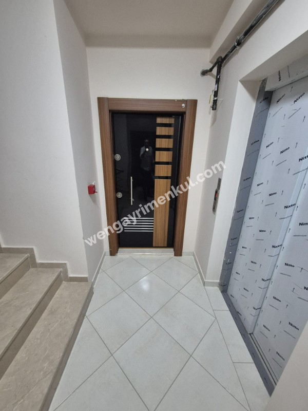 YAKACIK ÇARŞI MAHALLESİ'NDE 2+1 SATILIK DAİRE (TR / ENG)