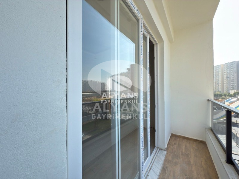 ALYANS'TAN DENİZE YAKIN SOSYAL ALANLI LÜKS SİTE İÇERİSİNDE 2+1