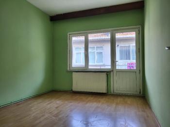 KADIKÖY'ÜN GÖBEĞİNDE FERAH 2+1 SATILIK DAİRE
