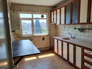 KADIKÖY'ÜN GÖBEĞİNDE FERAH 2+1 SATILIK DAİRE