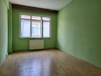 KADIKÖY'ÜN GÖBEĞİNDE FERAH 2+1 SATILIK DAİRE