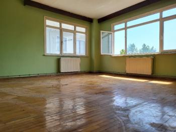 KADIKÖY'ÜN GÖBEĞİNDE FERAH 2+1 SATILIK DAİRE