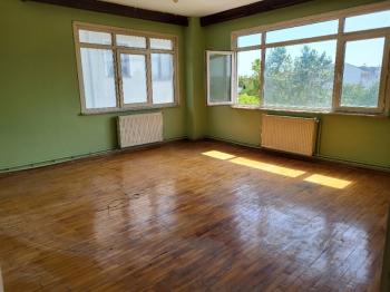 KADIKÖY'ÜN GÖBEĞİNDE FERAH 2+1 SATILIK DAİRE