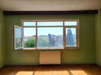 KADIKÖY'ÜN GÖBEĞİNDE FERAH 2+1 SATILIK DAİRE