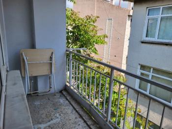 KADIKÖY'ÜN GÖBEĞİNDE FERAH 2+1 SATILIK DAİRE