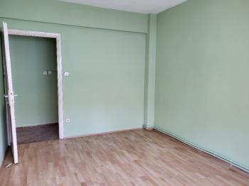 KADIKÖY'ÜN GÖBEĞİNDE FERAH 2+1 SATILIK DAİRE