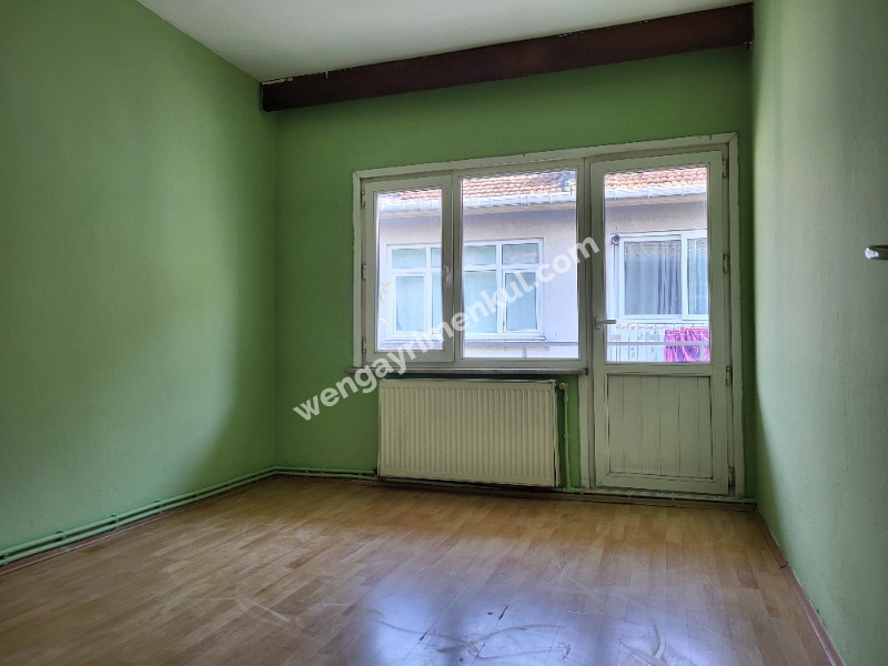KADIKÖY'ÜN GÖBEĞİNDE FERAH 2+1 SATILIK DAİRE