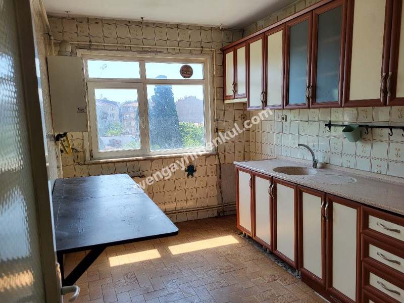 KADIKÖY'ÜN GÖBEĞİNDE FERAH 2+1 SATILIK DAİRE