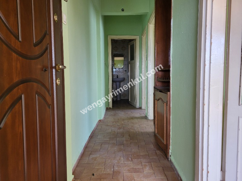 KADIKÖY'ÜN GÖBEĞİNDE FERAH 2+1 SATILIK DAİRE