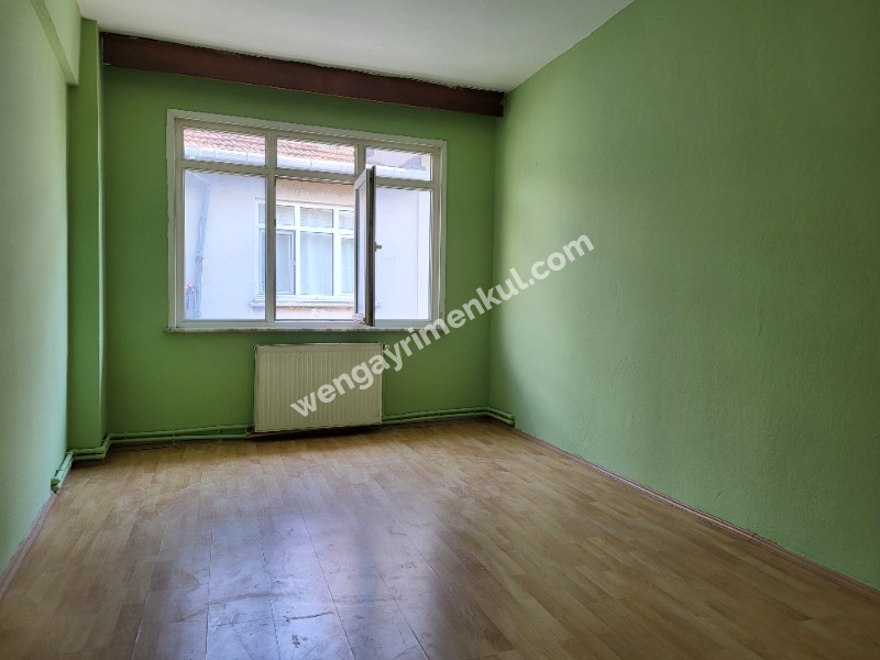 KADIKÖY'ÜN GÖBEĞİNDE FERAH 2+1 SATILIK DAİRE