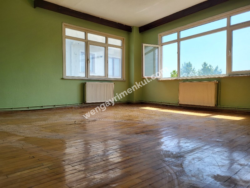 KADIKÖY'ÜN GÖBEĞİNDE FERAH 2+1 SATILIK DAİRE