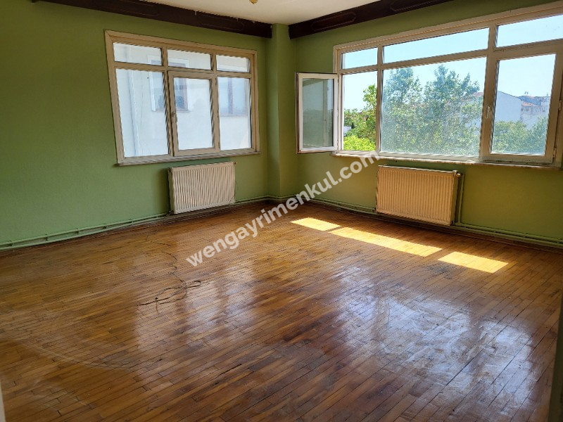 KADIKÖY'ÜN GÖBEĞİNDE FERAH 2+1 SATILIK DAİRE