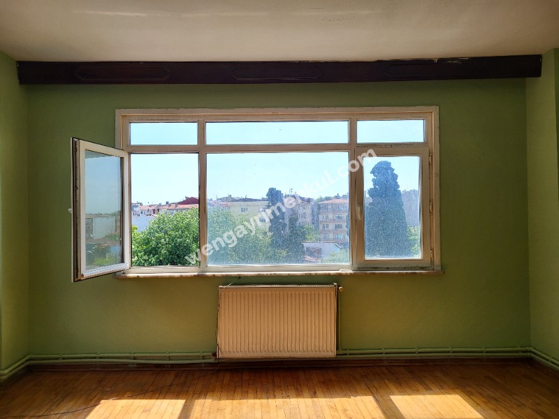 KADIKÖY'ÜN GÖBEĞİNDE FERAH 2+1 SATILIK DAİRE