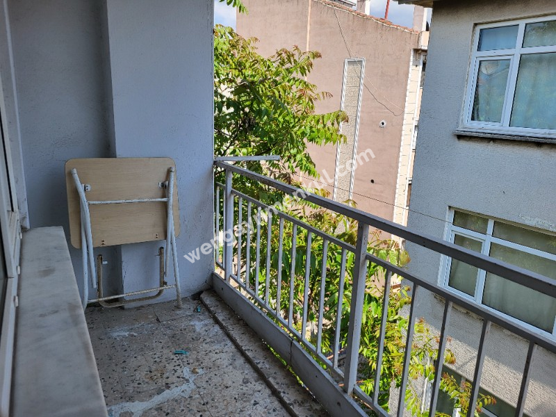 KADIKÖY'ÜN GÖBEĞİNDE FERAH 2+1 SATILIK DAİRE