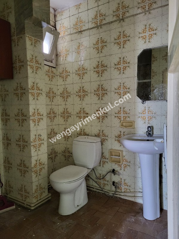 KADIKÖY'ÜN GÖBEĞİNDE FERAH 2+1 SATILIK DAİRE