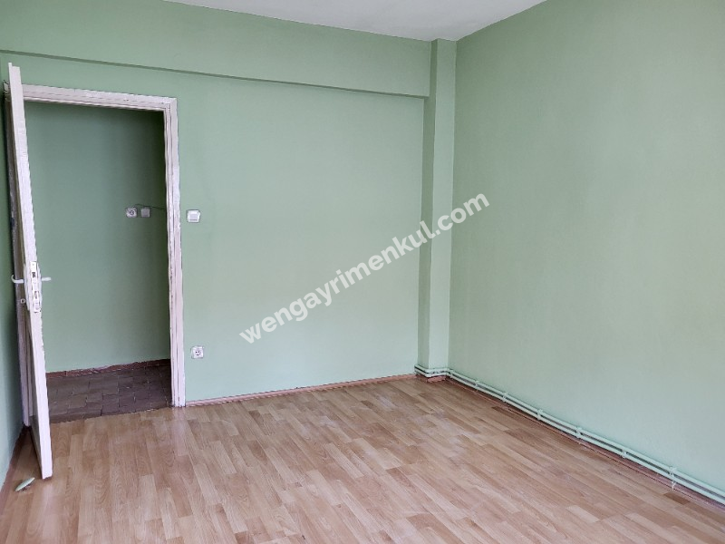 KADIKÖY'ÜN GÖBEĞİNDE FERAH 2+1 SATILIK DAİRE
