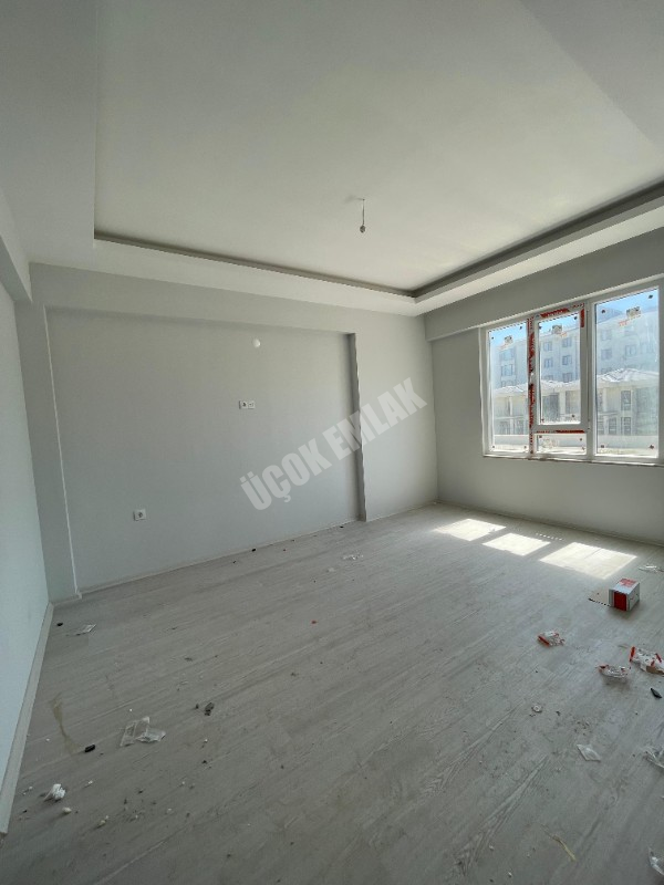 AFYON ÜÇOK EMLAKTAN ERKMEN DE SATILIK 4+1 GENİŞ SIFIR DAİRE
