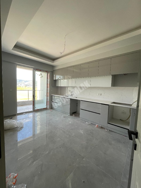 AFYON ÜÇOK EMLAKTAN ERKMEN DE SATILIK 4+1 GENİŞ SIFIR DAİRE