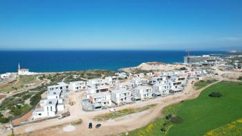 Kıbrıs Girne Çatalköy Bölgesinde Denize Sıfır 380 m2 Arsa İçerisinde 4+1  Lüks Türk Tapulu Villa