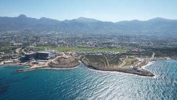 Kıbrıs Girne Çatalköy Bölgesinde Denize Sıfır 380 m2 Arsa İçerisinde 4+1  Lüks Türk Tapulu Villa