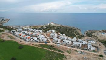 Kıbrıs Girne Çatalköy Bölgesinde Denize Sıfır 380 m2 Arsa İçerisinde 4+1  Lüks Türk Tapulu Villa