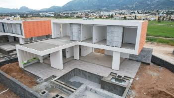 Kıbrıs Girne Çatalköy Bölgesinde Denize Sıfır 380 m2 Arsa İçerisinde 4+1  Lüks Türk Tapulu Villa