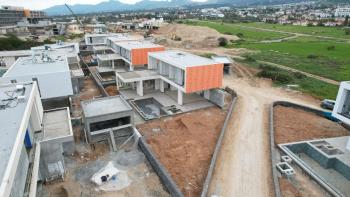 Kıbrıs Girne Çatalköy Bölgesinde Denize Sıfır 380 m2 Arsa İçerisinde 4+1  Lüks Türk Tapulu Villa