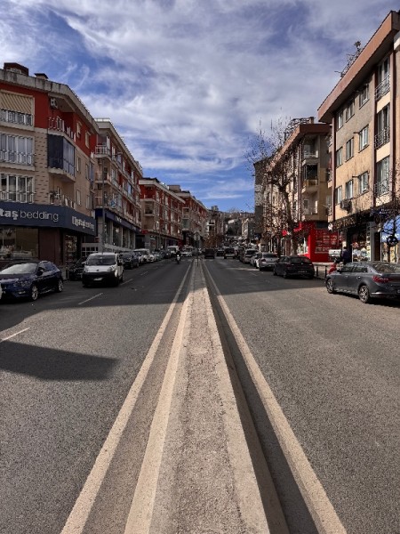 Çırçır Saya Yolu’na 10 Adım | Biz Cevahir’e 5 dk | Balkonlu 85 m² 2+1 Kapalı Otoparklı Satılık Daire