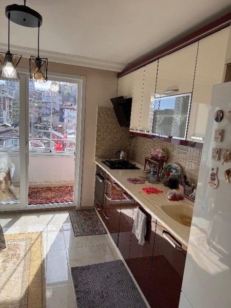 Çırçır Saya Yolu’na 10 Adım | Biz Cevahir’e 5 dk | Balkonlu 85 m² 2+1 Kapalı Otoparklı Satılık Daire
