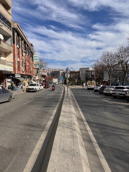 Çırçır Saya Yolu’na 10 Adım | Biz Cevahir’e 5 dk | Balkonlu 85 m² 2+1 Kapalı Otoparklı Satılık Daire