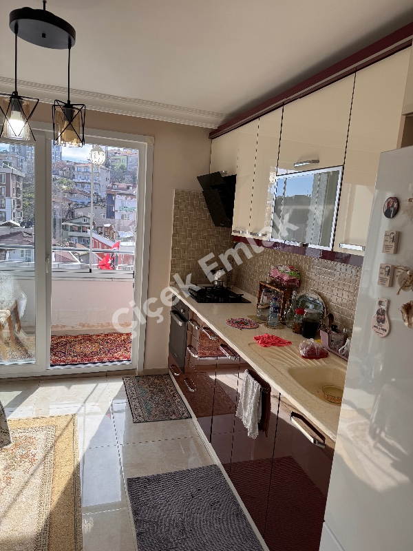 Çırçır Saya Yolu’na 10 Adım | Biz Cevahir’e 5 dk | Balkonlu 85 m² 2+1 Kapalı Otoparklı Satılık Daire