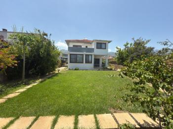Çatalköy Merkezi  Konumda Geniş Bahçeli  3+1 Kiralık Villa