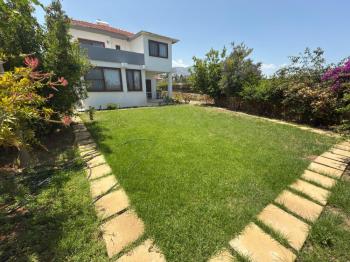 Çatalköy Merkezi  Konumda Geniş Bahçeli  3+1 Kiralık Villa