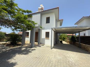 Çatalköy Merkezi  Konumda Geniş Bahçeli  3+1 Kiralık Villa