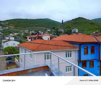 EMLAK HABERCİSİ 'NDEN MUDANYA KUMYAKA'DA SATILIK 166 M2 TAPULU, 265 m2 YAŞAM ALANI OLAN, DENİZ GÖRÜR SATILIK İKİ KATLI MÜSTAKİL EV