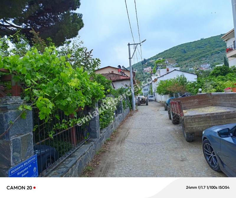 EMLAK HABERCİSİ 'NDEN MUDANYA KUMYAKA'DA SATILIK 166 M2 TAPULU, 265 m2 YAŞAM ALANI OLAN, DENİZ GÖRÜR SATILIK İKİ KATLI MÜSTAKİL EV