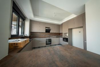 Erenköy İstasyon Caddesinde Kiralık Sıfır Binada 3+1'den 2+1 Çevrili Büyük Daire