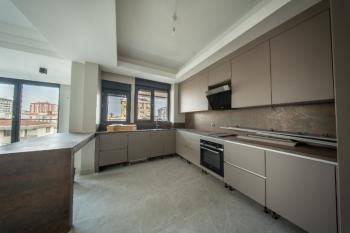 Erenköy İstasyon Caddesinde Kiralık Sıfır Binada 3+1'den 2+1 Çevrili Büyük Daire