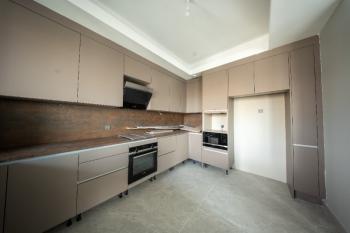 Erenköy İstasyon Caddesinde Kiralık Sıfır Binada 3+1'den 2+1 Çevrili Büyük Daire